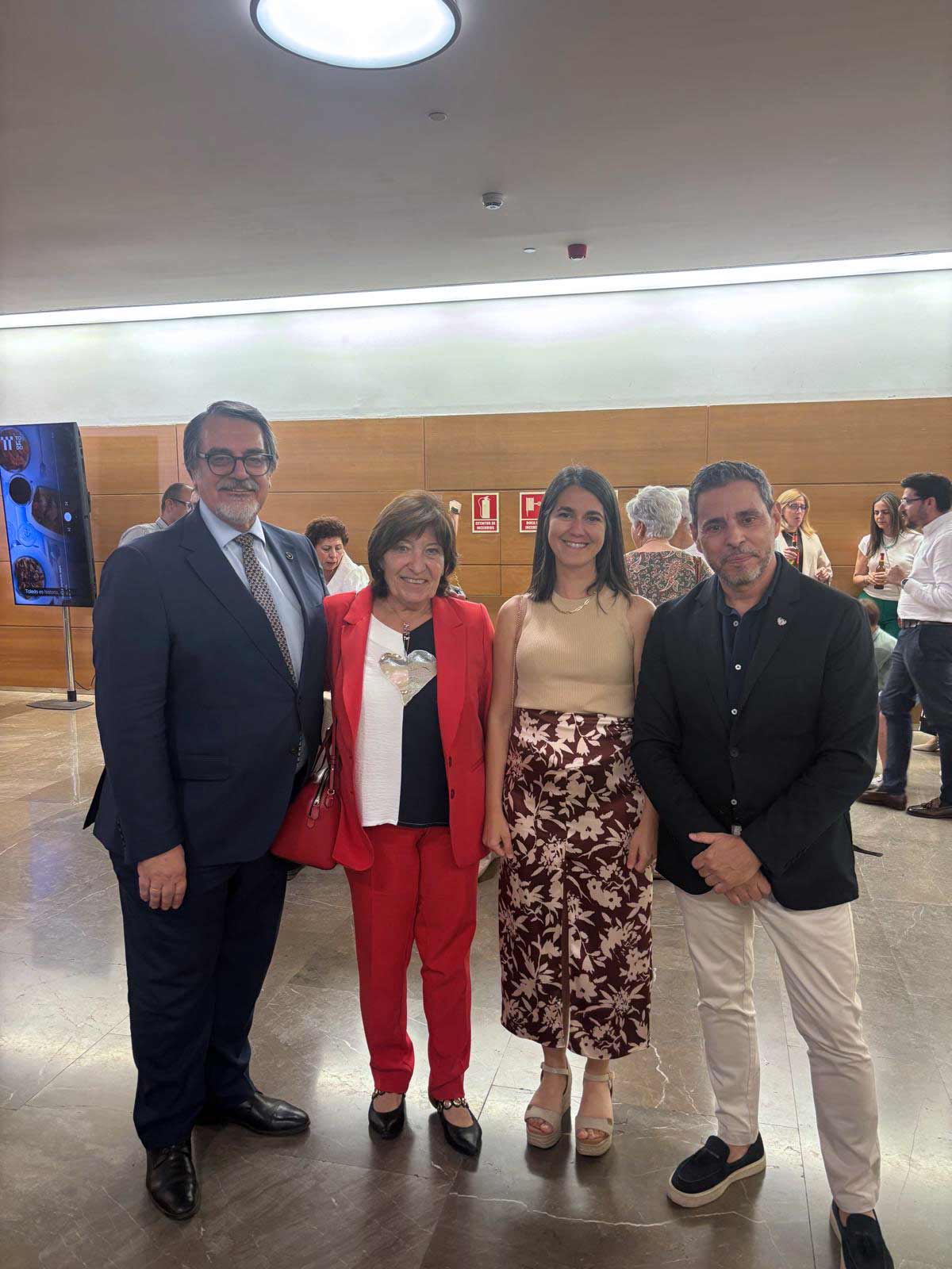 El presidente y la secretaria general del COMT junto al presidente de la AECC Toledo, Fernando Jou, y la doctora Alicia Moreno-Manzanaro